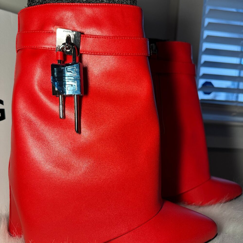 Shark Lock Leather Ankle Boots
